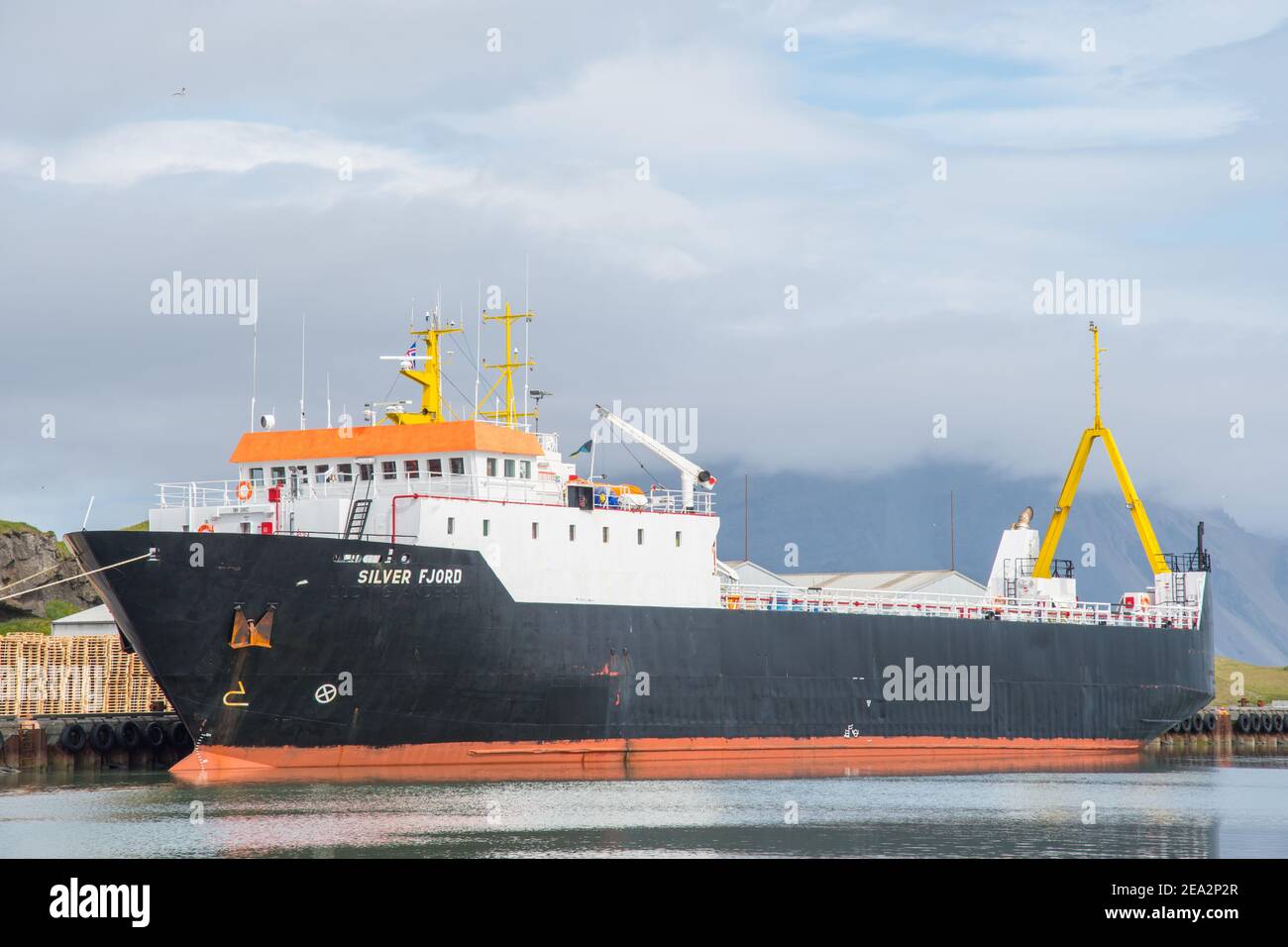 Hofn Islanda - 5 luglio. 2020: Fiordo d'argento di Reefer al molo nel porto di Hornafjordur in Islanda Foto Stock