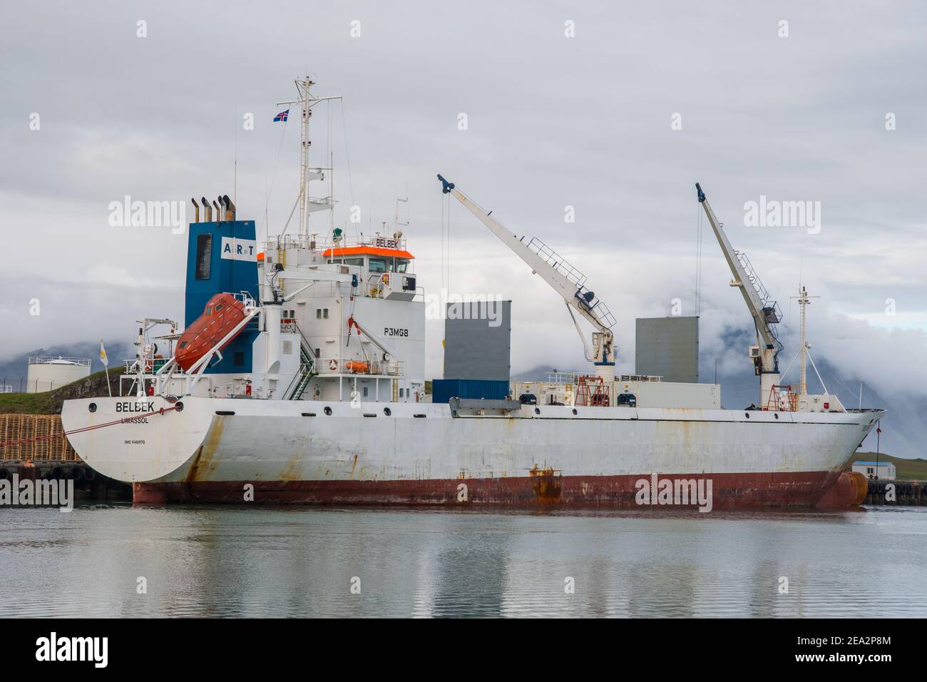 Hofn i Hornafirdi Islanda - Luglio 13. 2020: Reefer Belbek nel porto Foto Stock
