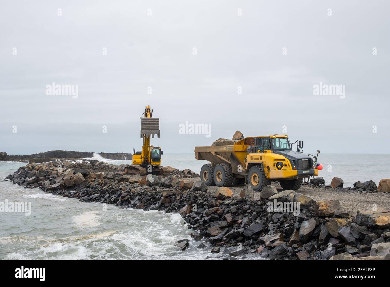 Hofn i Hornafirdi Islanda - Luglio 15. 2020: macchine per imprenditori che lavorano su una nuova barriera di protezione del mare Foto Stock