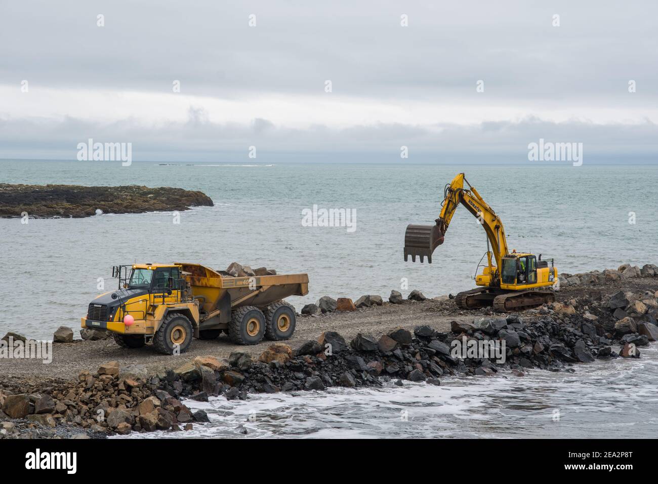 Hofn i Hornafirdi Islanda - Luglio 15. 2020: macchine per imprenditori che lavorano su una nuova barriera di protezione del mare Foto Stock