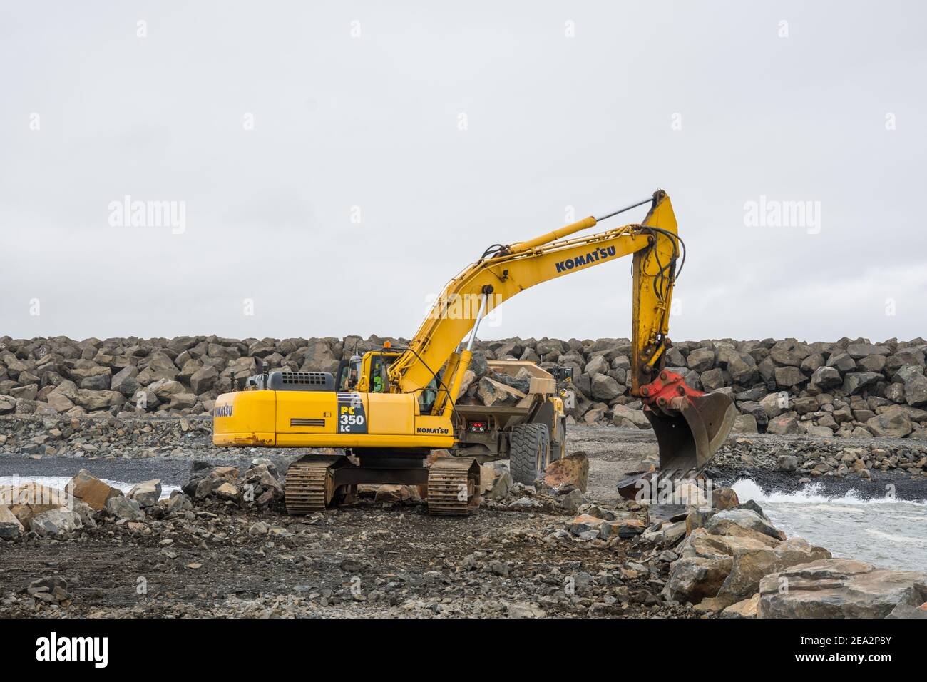 Hofn i Hornafirdi Islanda - Luglio 15. 2020: macchine per imprenditori che lavorano su una nuova barriera di protezione del mare Foto Stock