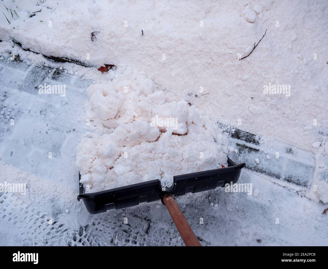 Pala da neve con neve Foto Stock
