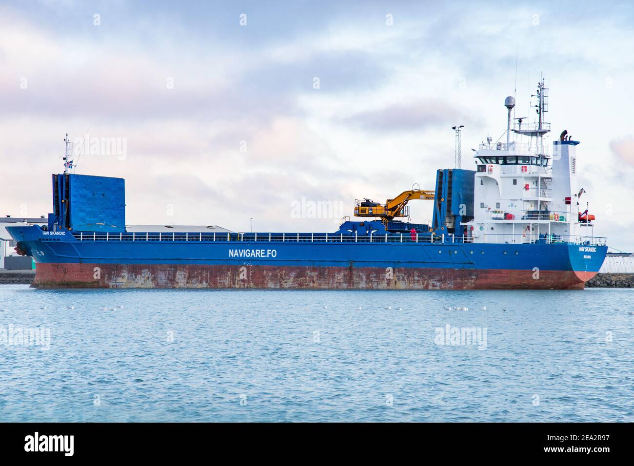Hofn i Hornafirdi Islanda - Marzo 25. 2020: Nave da carico nel porto di Hornafjordur Foto Stock