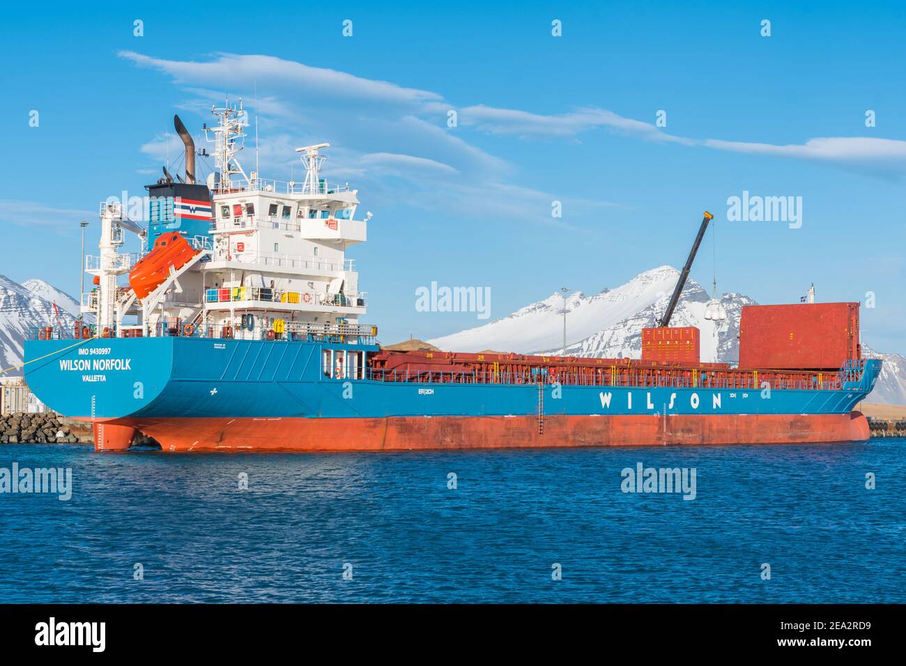 Hofn i Hornafirdi Islanda - Marzo 30. 2020: Nave da carico nel porto di Hornafjordur Foto Stock