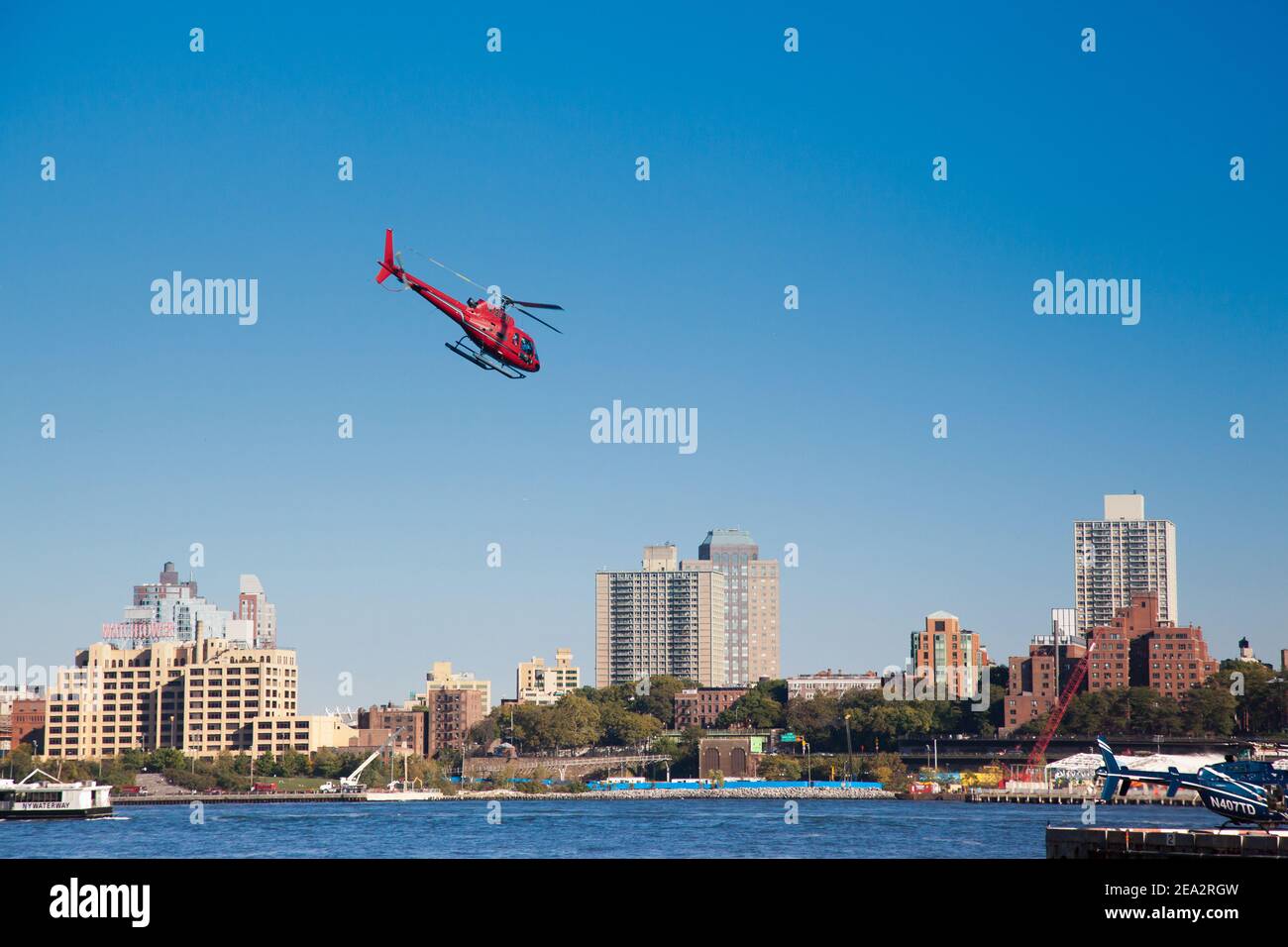 L'elicottero è sotto Brooklyn. L'elicottero rosso vola sullo sfondo di Brooklyn, nella città di New York, Stati Uniti. NEW YORK CITY - USA: OTTOBRE 15 20 Foto Stock