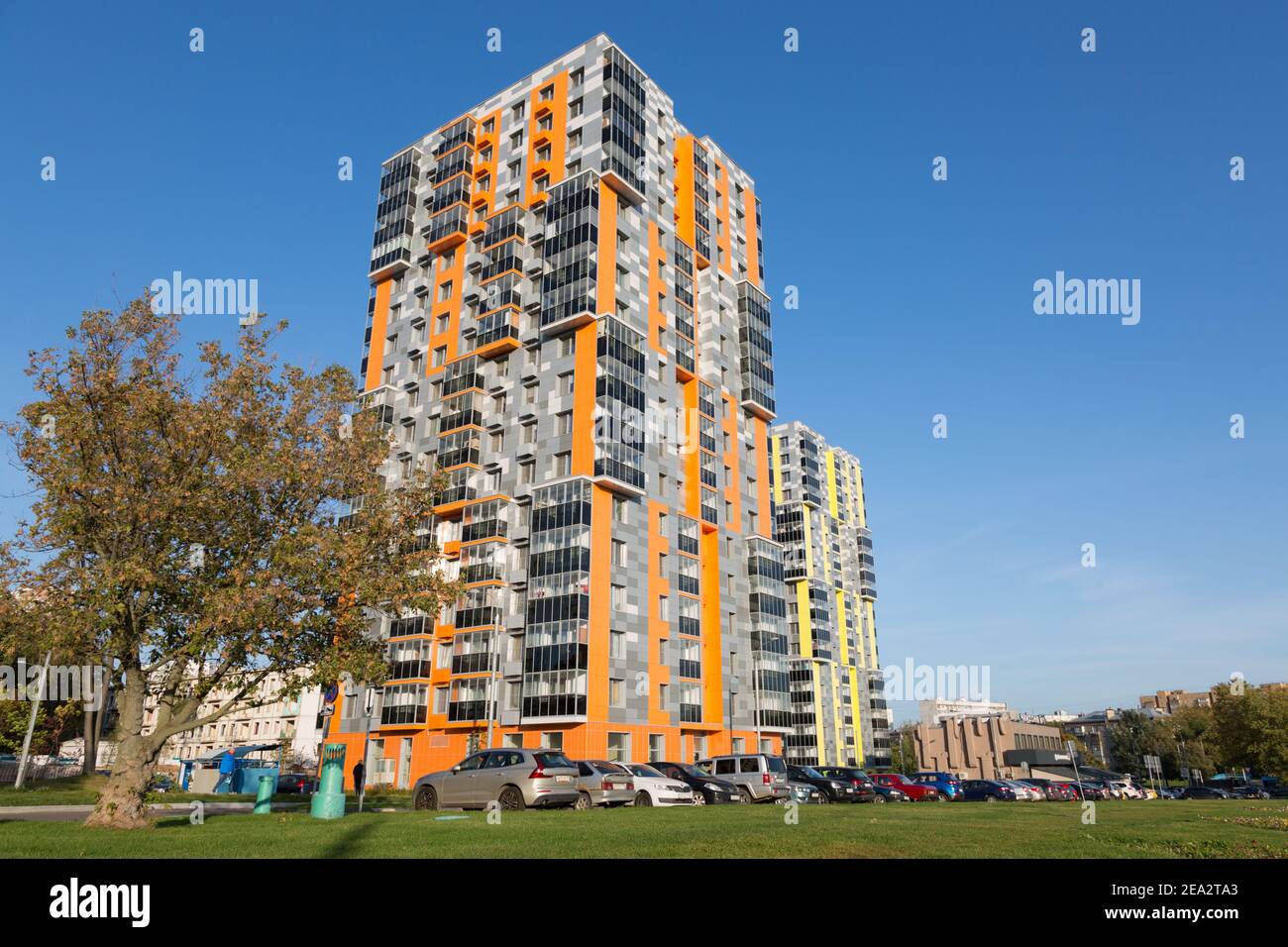 Mosca, Russia: Due grattacieli costruiti nell'ambito del programma di ristrutturazione di Mosca si trovano in via DM Uljanova. Alti edifici in arancione e. Foto Stock