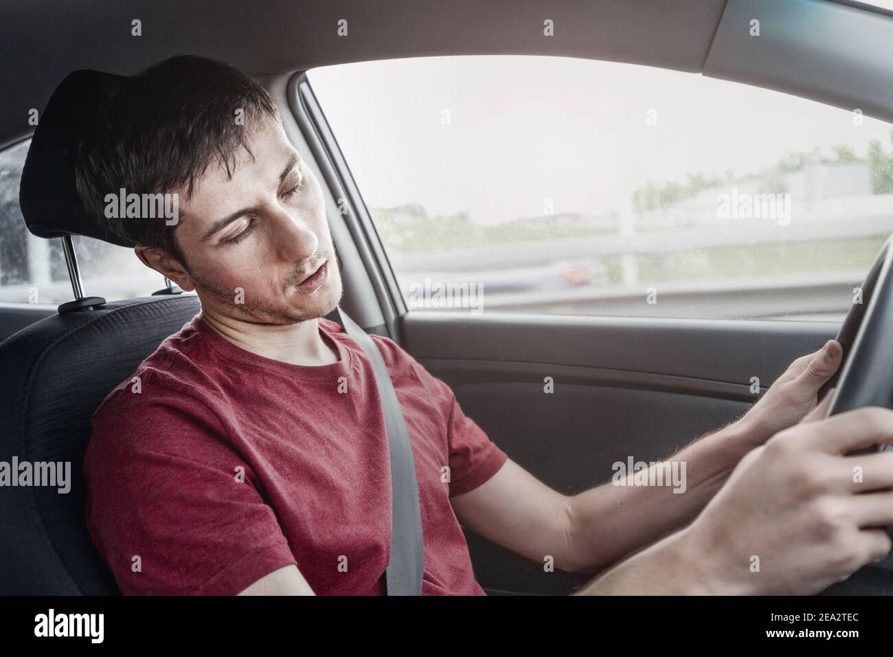 l'uomo che guida la vettura si è addormentato e non controlla la situazione della strada. Drogato con alcool o concetto di insonnia. Auto crash e morti Foto Stock