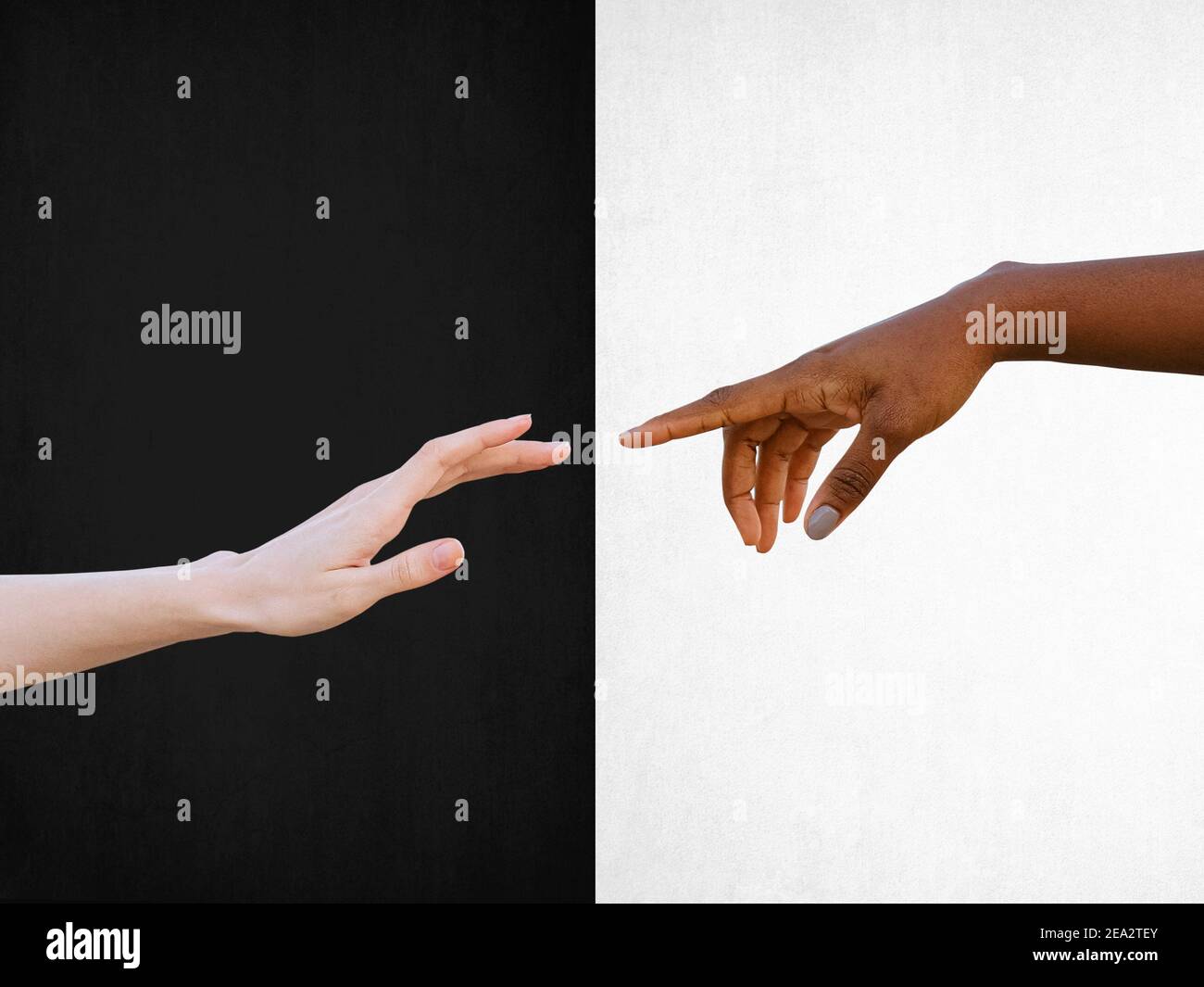 Concetto di amicizia e rispetto razziale con mani bianche e nere avvicinandosi l'uno all'altro su sfondo bianco e nero Foto Stock