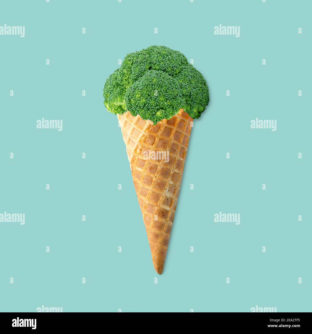 Manipolazione fotografica del cono del gelato dei broccoli su sfondo verde pastello Foto Stock