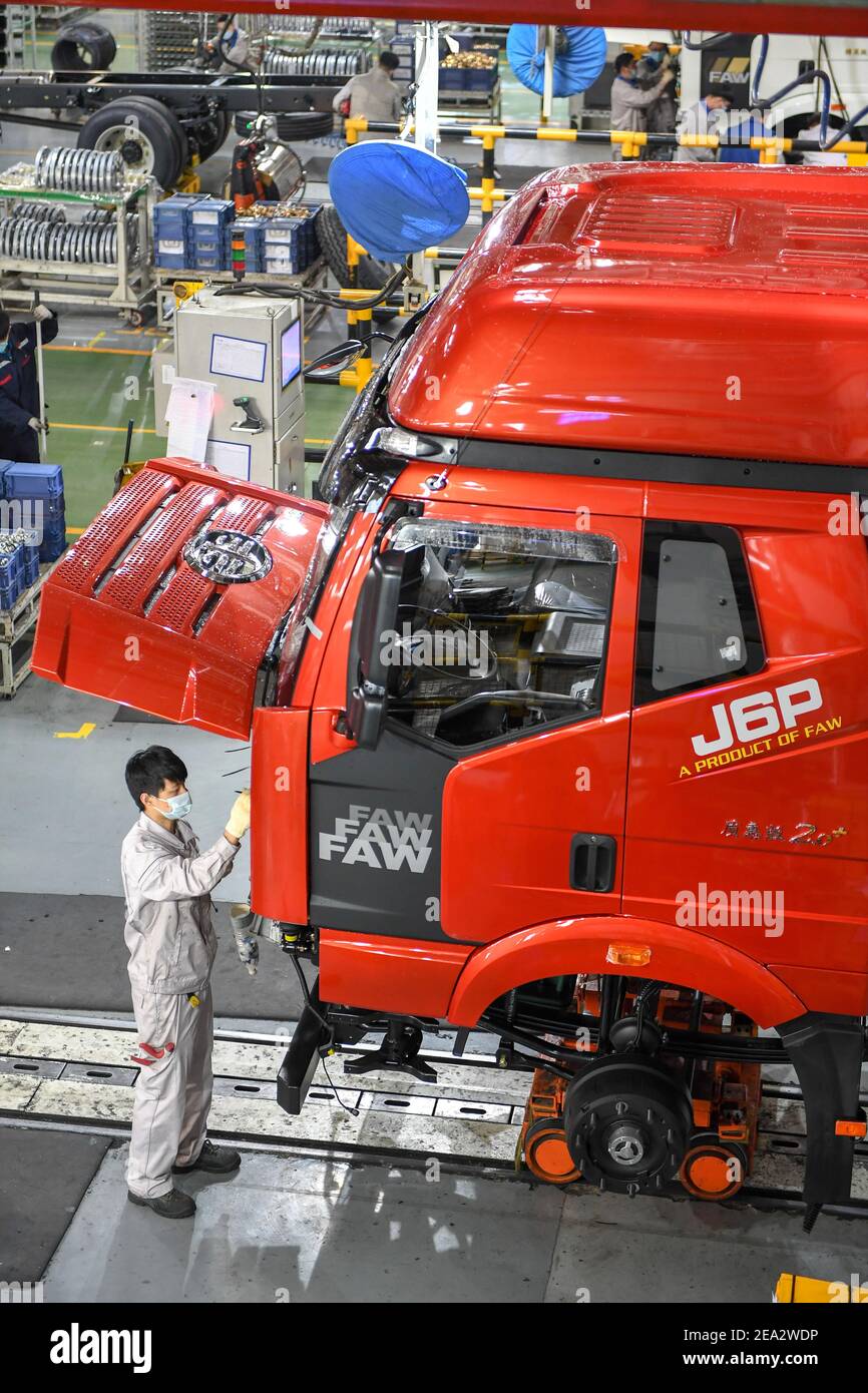 Changchun, la provincia cinese di Jilin. 2 Feb 2021. Un lavoratore assembla un veicolo presso la linea di assemblaggio generale di FAW Jiefang, una filiale di produzione di autocarri di First Automotive Works (FAW) Group Co. Ltd., a Changchun, nella provincia Jilin della Cina nordorientale, il 2 febbraio 2021. La società leader in Cina FAW Group Corporation ha venduto 420,458 veicoli a gennaio, con un aumento del 18.9% su base annua, ha dichiarato domenica. Credit: Zhang Nan/Xinhua/Alamy Live News Foto Stock