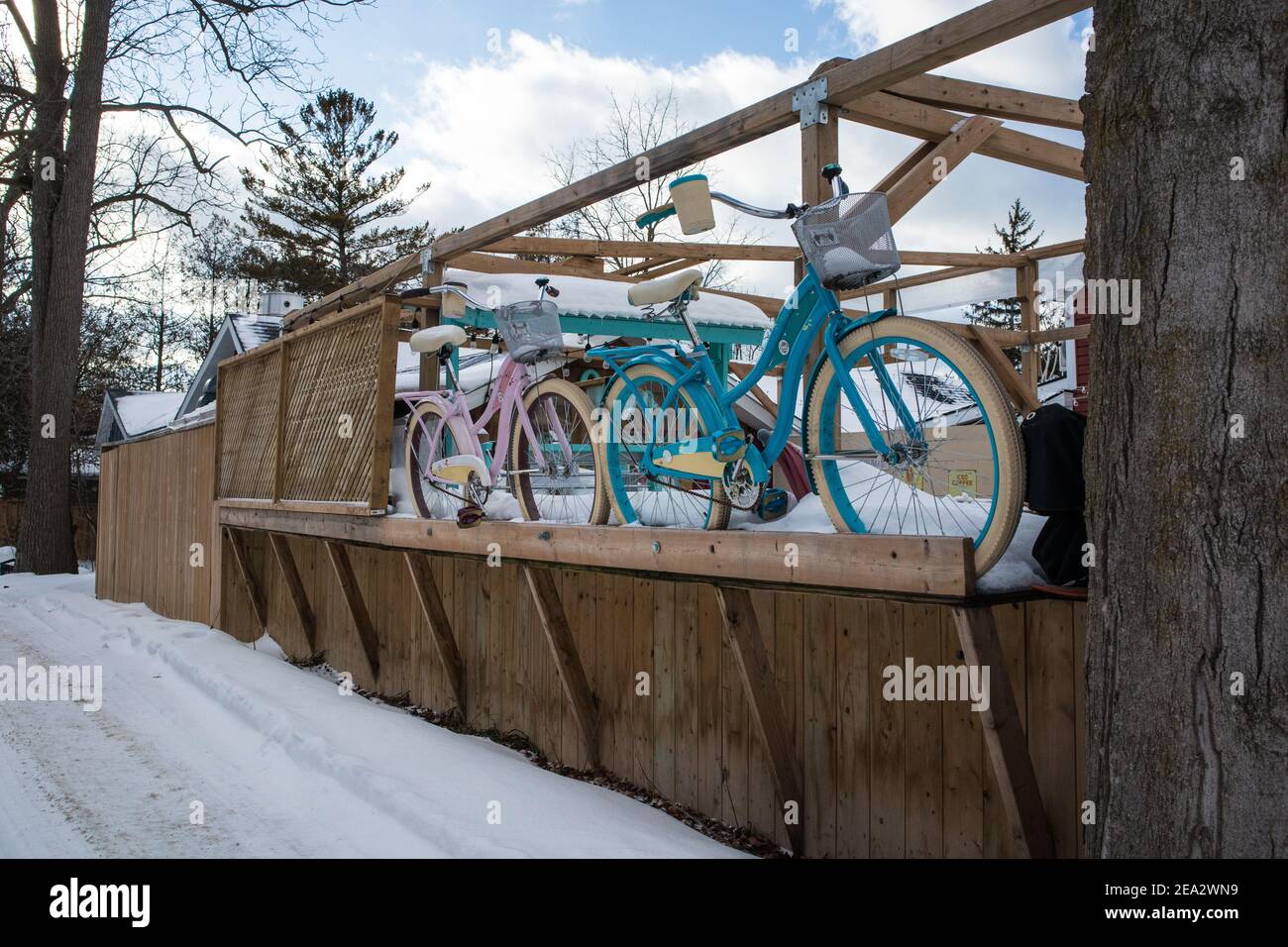 Bayfield durante l'inverno. Queste biciclette sono a noleggio durante l'estate per visitare il villaggio. Foto Stock