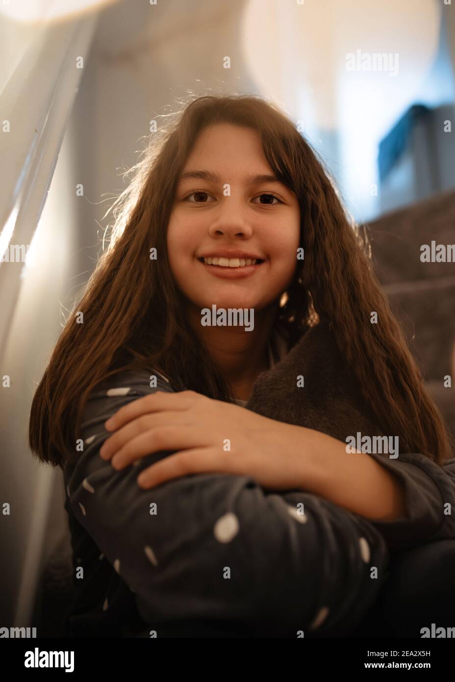 Ragazze in pigiami grigi che si siedono su una sulle scale Foto Stock