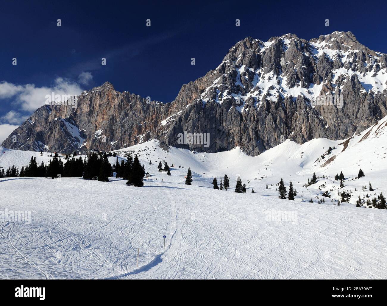 Comprensorio sciistico Ehrwalder Alm con vista sul Monte Zugpitze Austria In UNA bella giornata invernale con un azzurro chiaro Cielo Foto Stock