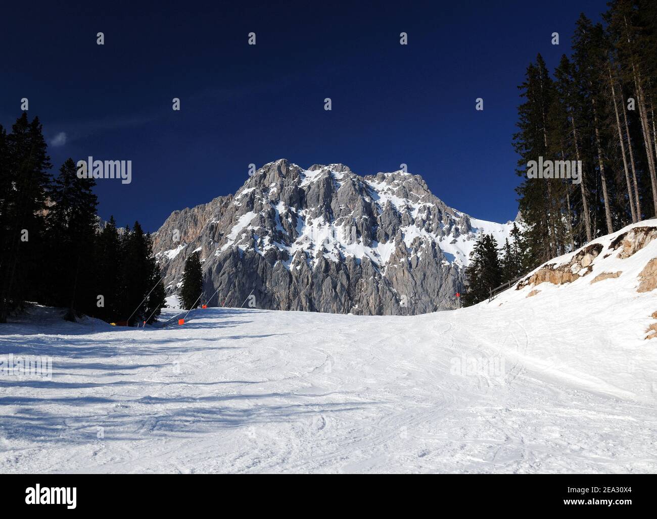 Comprensorio sciistico Ehrwalder Alm con vista sul Monte Zugpitze Austria In UNA bella giornata invernale con un azzurro chiaro Cielo Foto Stock