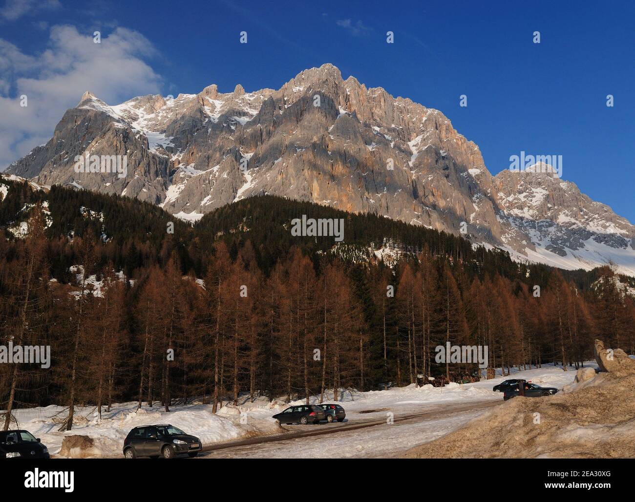 Comprensorio sciistico Ehrwalder Alm con vista sul Monte Zugpitze Austria In UNA bella giornata invernale con un azzurro chiaro Cielo Foto Stock