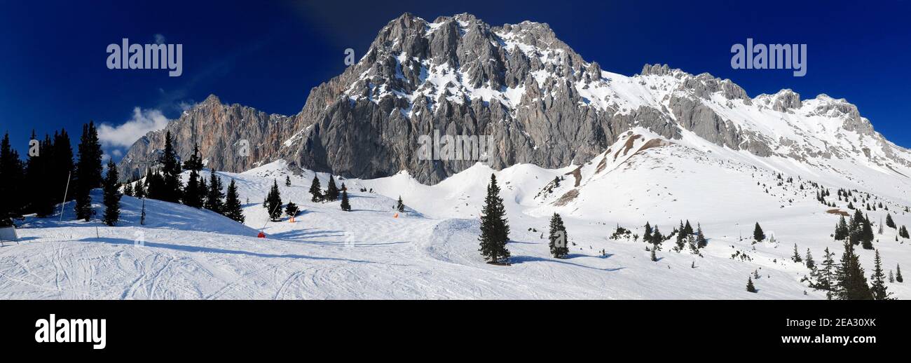 Comprensorio sciistico Ehrwalder Alm con vista sul Monte Zugpitze Austria In UNA bella giornata invernale con un azzurro chiaro Cielo Foto Stock