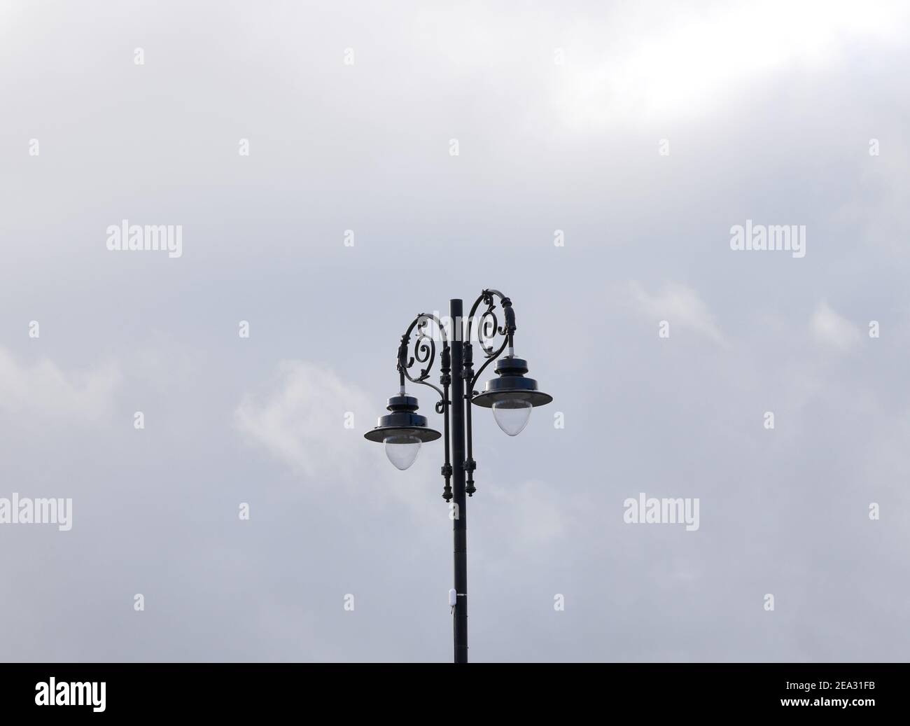 Lampada in metallo nero con due lampade tonalità nere e. grucce circolari  in ferro globi di vetro contro il cielo blu Foto stock - Alamy
