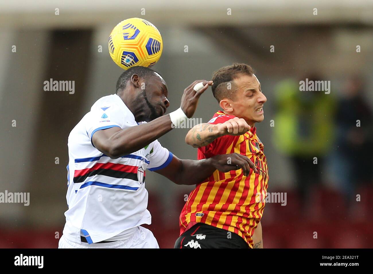 Omar Colley (L), difensore gambiano di Sampdoria, sfida il pallone con lo attaccante italiano di Benevento Riccardo Improta durante la Serie UNA partita di calcio tra Benevento e UC Sampdoria allo stadio Ciro Vigorito di Benevento, Italia, il 07 febbraio 2021 Foto Stock