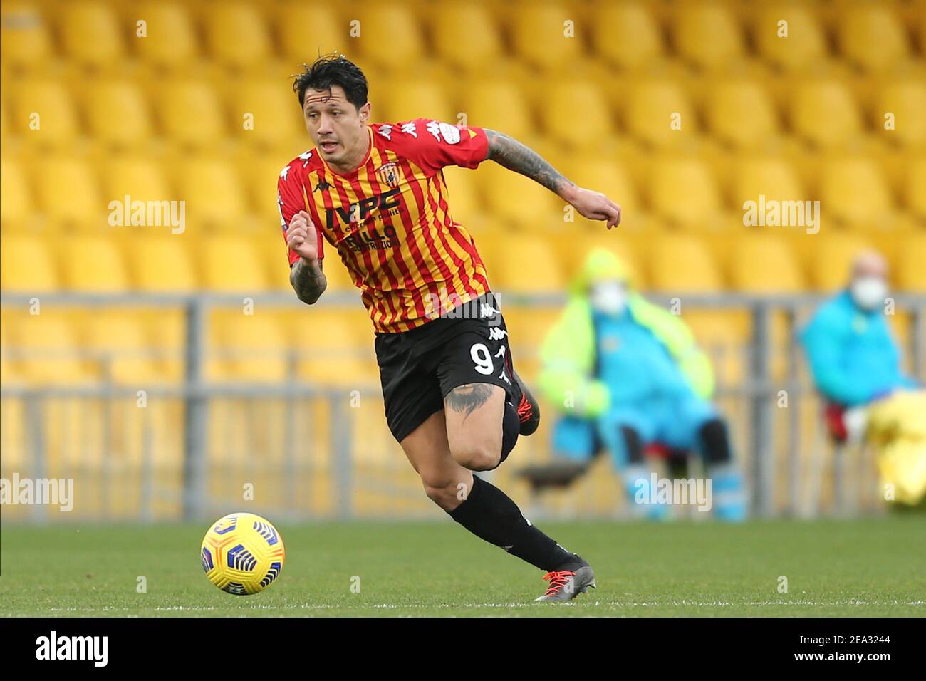 L'attaccante italiano di Benevento, Gianluca Lapadula, controlla il pallone durante la partita di calcio della serie A tra Benevento e UC Sampdoria allo stadio del Ciro Vigorito, Benevento, Italia, il 07 febbraio 2021 Foto Stock