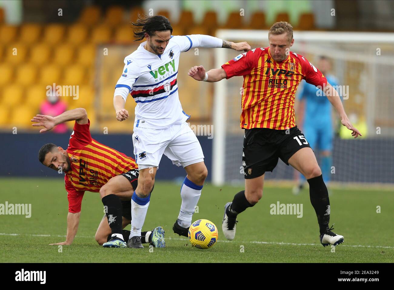 SampdoriaÕs attaccante italiano Ernesto Torregossa (C) sfida per il pallone con Gianluca Caprari (L), attaccante italiano di Benevento, e Kamil Glick (R), difensore polacco di Benevento, durante la serie UNA partita di calcio tra Benevento e UC Sampdoria, allo stadio del Ciro Vigorito, Benevento, Italia, il 07 febbraio 2021 Foto Stock