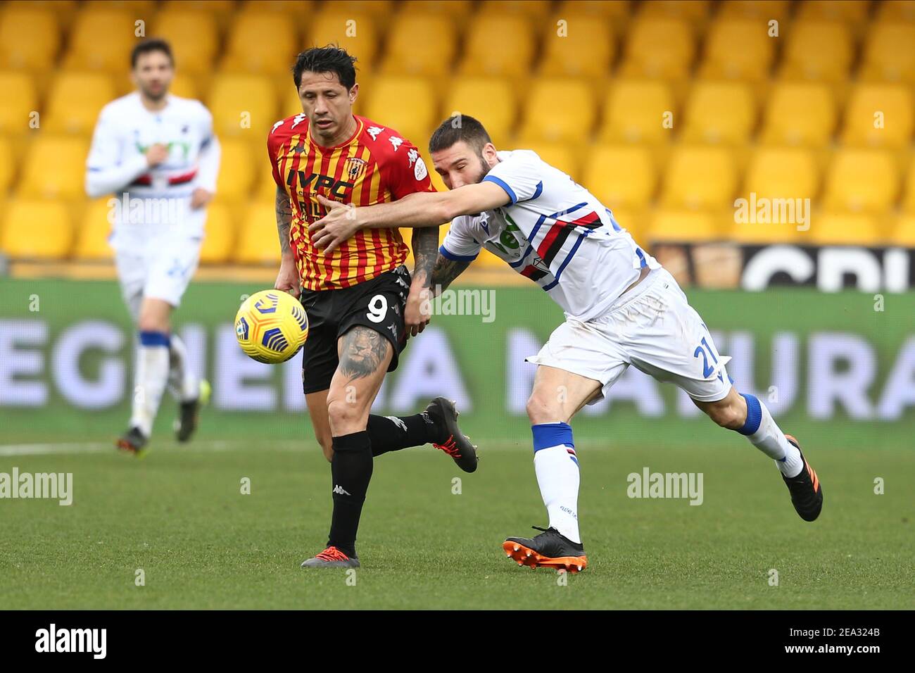 L'attaccante italiano di Benevento Gianluca Lapadula (L) sfida per la palla con il difensore italiano di Sampdoria Lorenzo Tonelli durante la Serie UNA partita di calcio tra Benevento e UC Sampdoria allo stadio del Ciro Vigorito, Benevento, Italia, il 07 febbraio 2021 Foto Stock