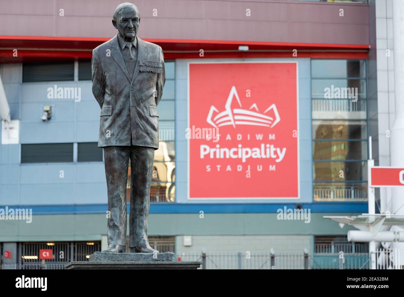 Cardiff, Galles - 3 febbraio 2021: Veduta generale della statua di Sir Tasker Watkins VC GBE PC DL, che si trova fuori dal Principato Stadio Foto Stock