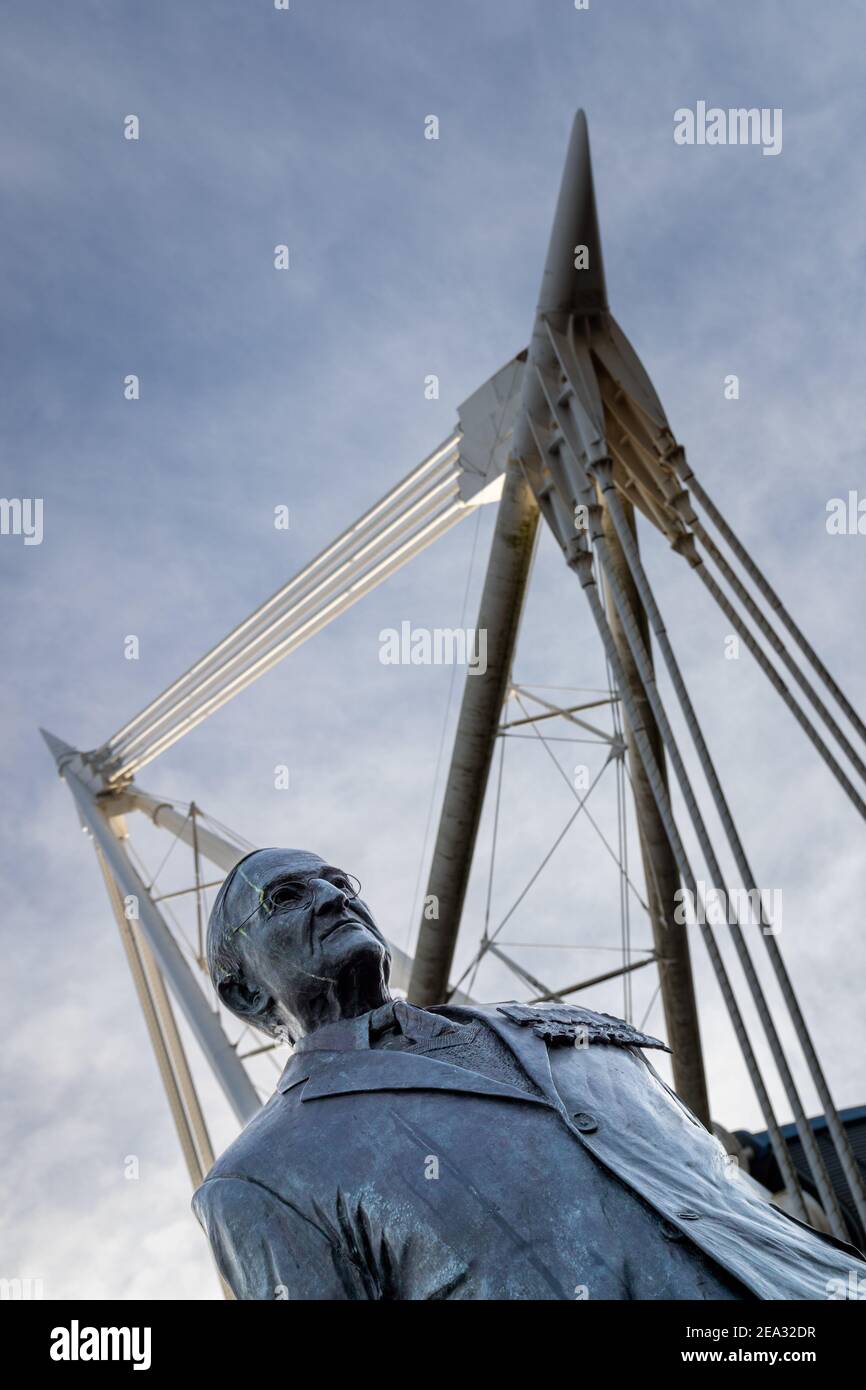 Cardiff, Galles - 3 febbraio 2021: Veduta generale della statua di Sir Tasker Watkins VC GBE PC DL, che si trova fuori dal Principato Stadio Foto Stock