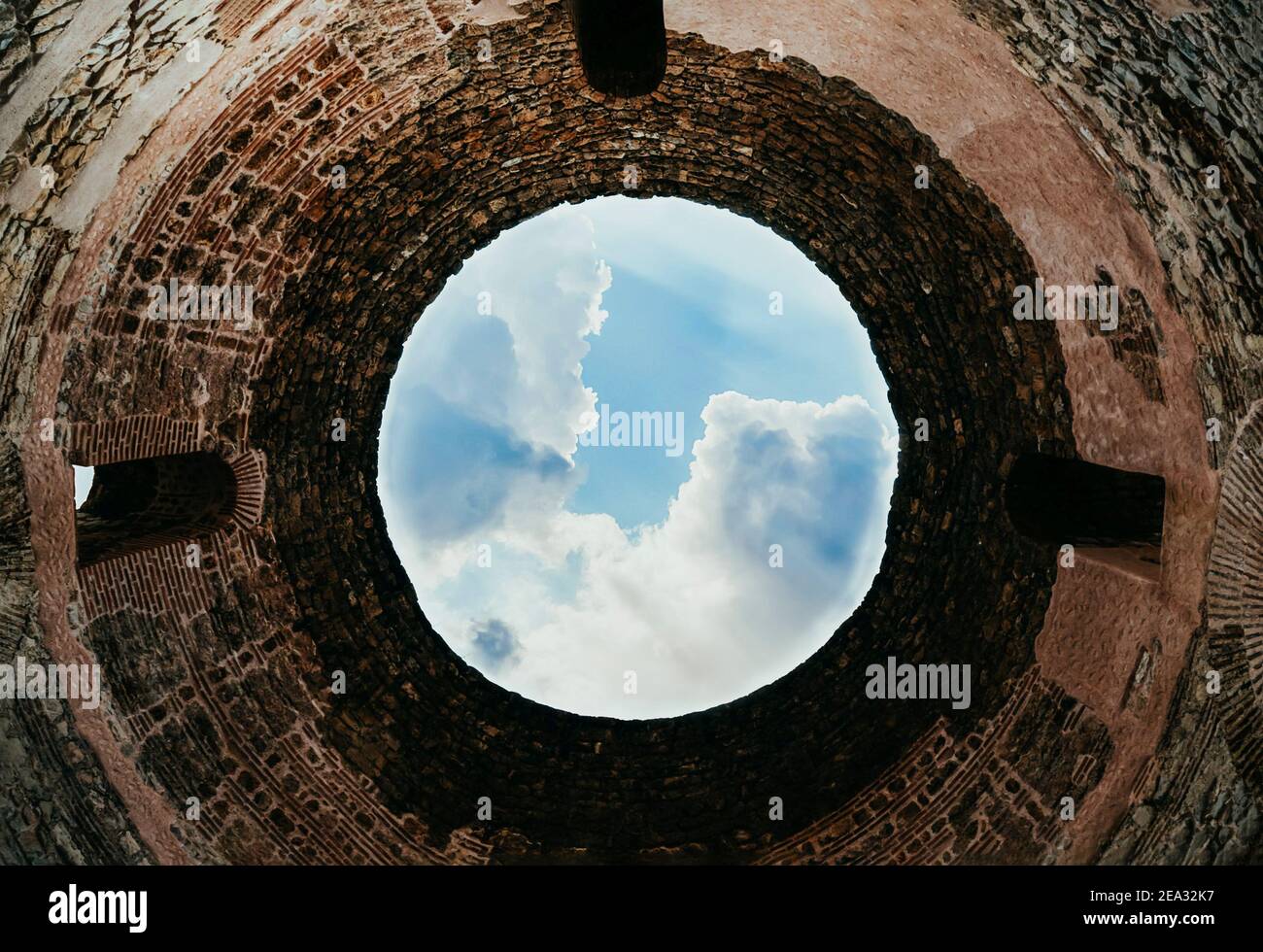 Cielo azzurro e soffitto circolare della sala nella cupola del Mausoleo di Diocleziano a Spalato, Croazia. Foto Stock