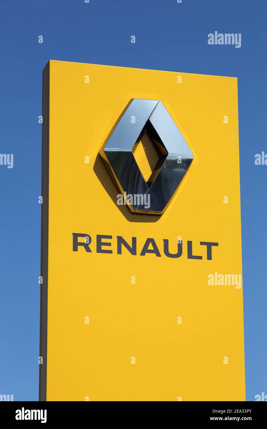 Villefranche, Francia - 24 maggio 2020: Logo Renault su un pannello. Renault è un'azienda francese produttrice di automobili, furgoni, autobus e camion Foto Stock