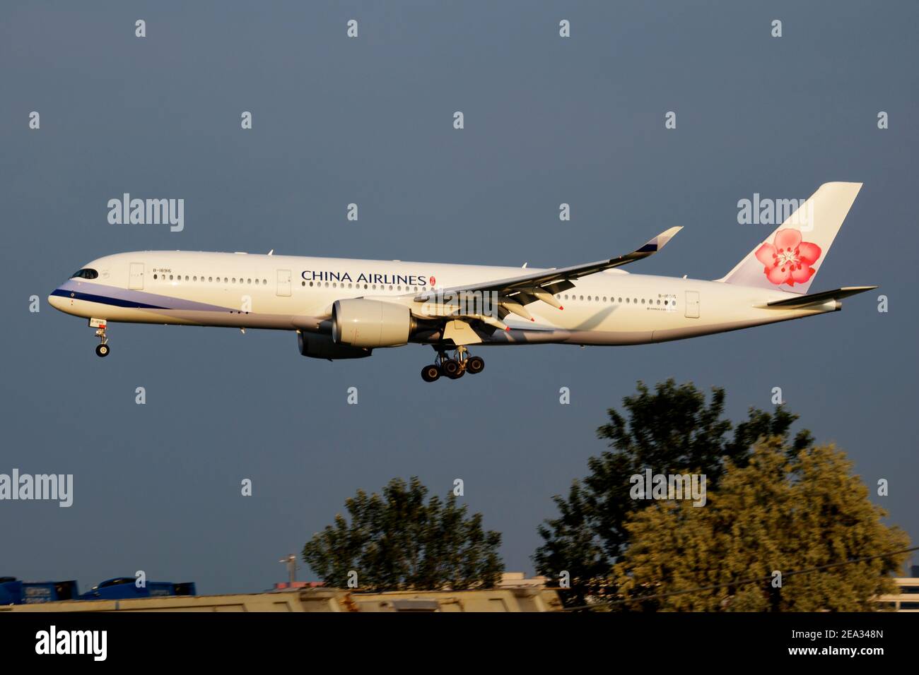 China Airlines Airbus A350-900 XWB-18916 arrivo aereo passeggeri e. Atterraggio all'aeroporto di Vienna Foto Stock