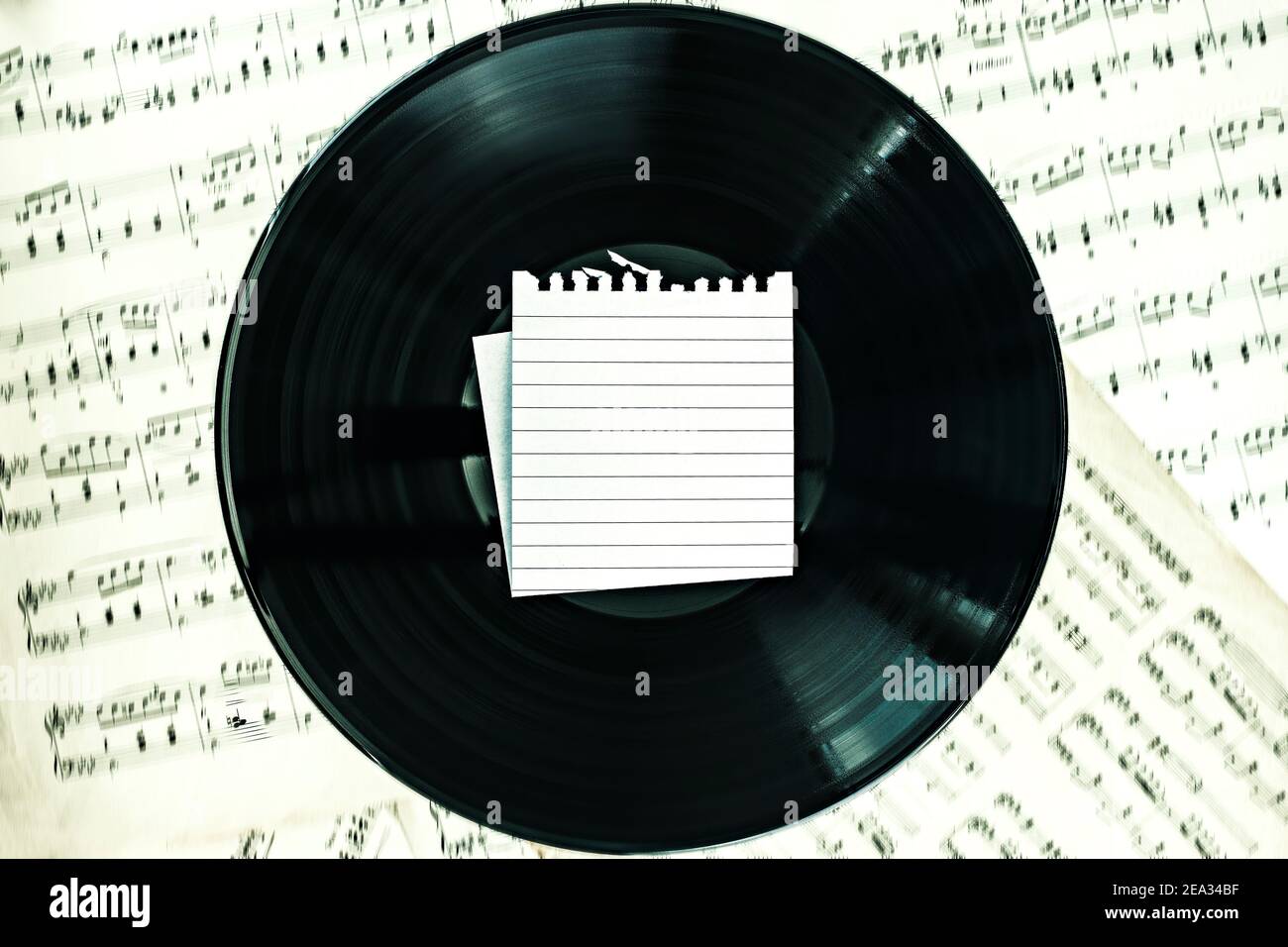 disco in vinile con copyspace. disco in vinile sullo sfondo di note musicali. mockup di promozione musicale dal vivo Foto Stock