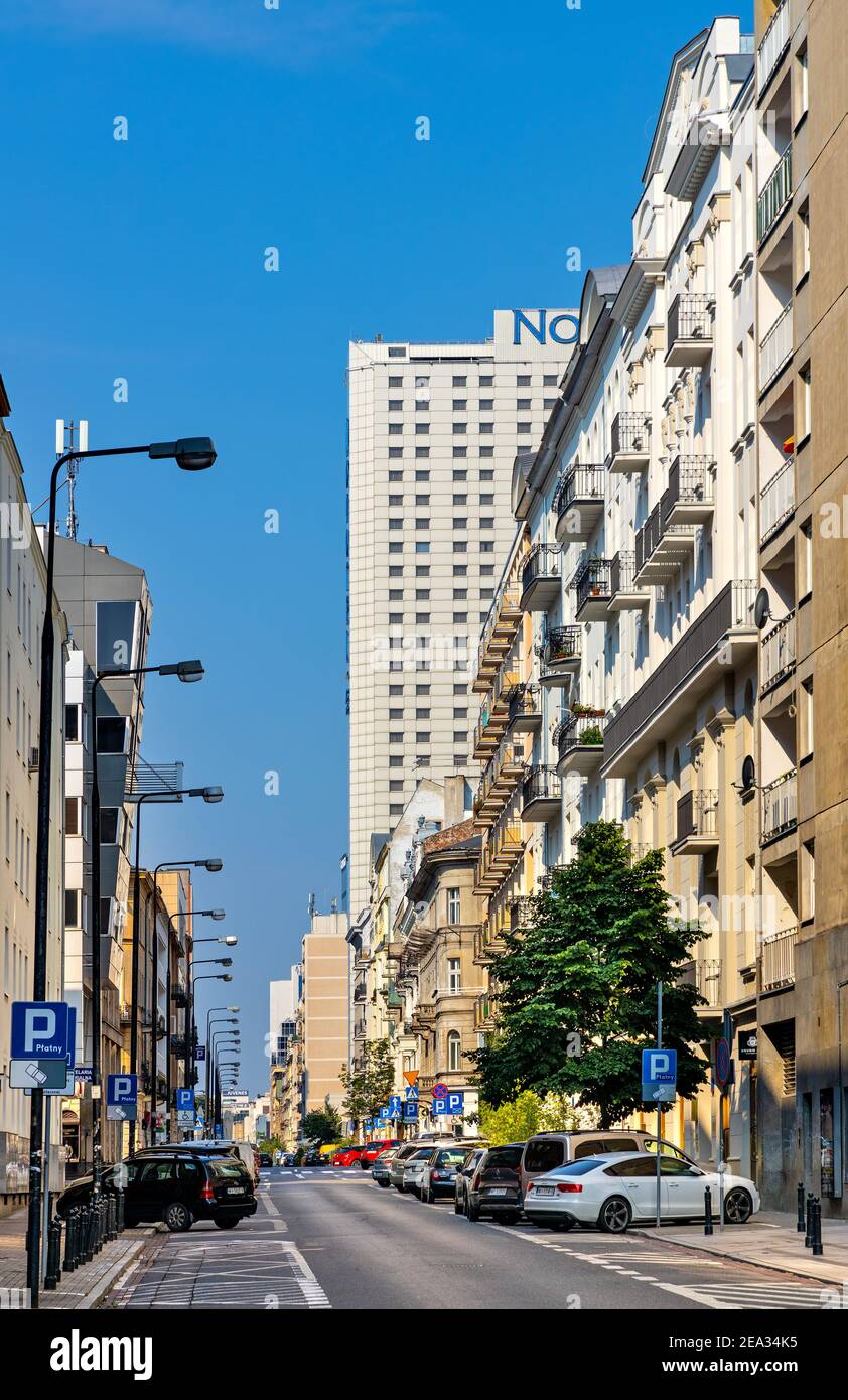 Varsavia, Polonia - 28 giugno 2020: Vista panoramica di via Nowogrodzka con Hotel Forum Novotel nel quartiere del centro di Srodmiescie Foto Stock