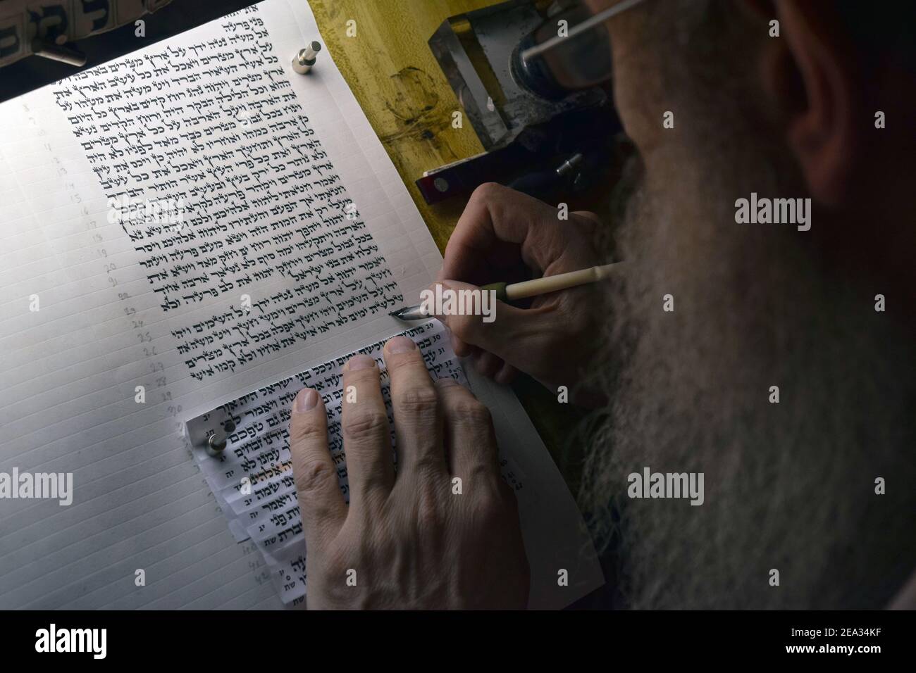 Uno scriba ebreo che scrive una nuova Torah sulla pergamena. Questo segmento è tratto dal libro di Esodo. A Crown Heights, Brooklyn, New York. Foto Stock