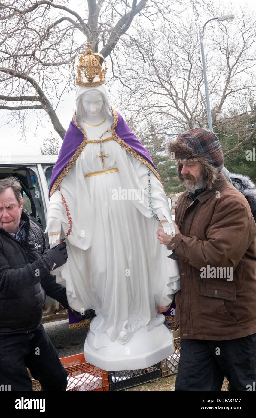 Una statua della Vergine Maria dove la gente prega Sito del Padiglione del Vaticano nel parco di Flushing Meadows Corona dove Mary E Gesù apparve a Veronica Lueken Foto Stock