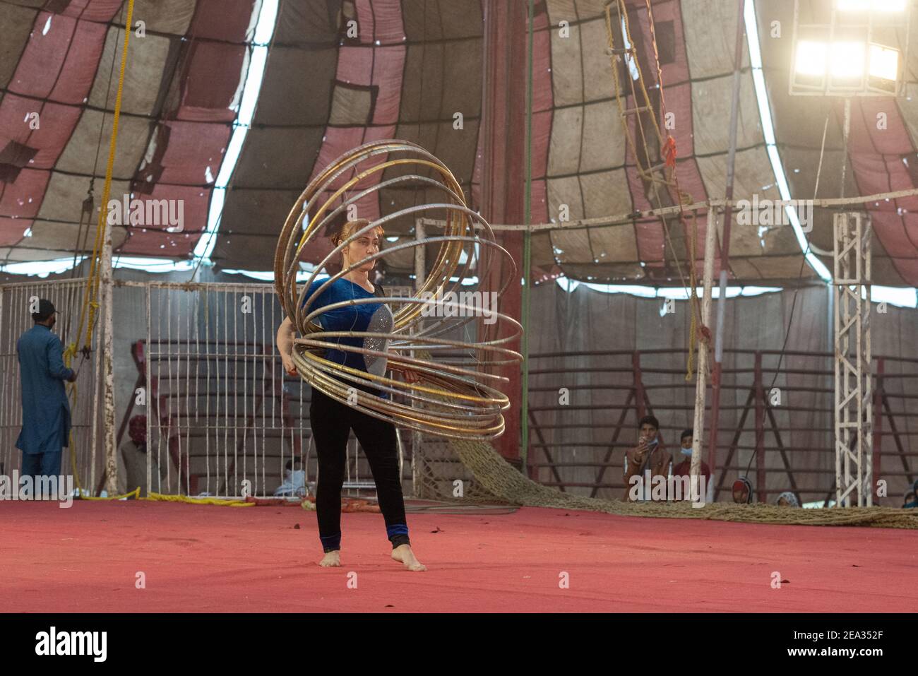 Lucky Irani Circus che si esibisce a Nankana Sahib, Punjab, Pakistan Foto Stock