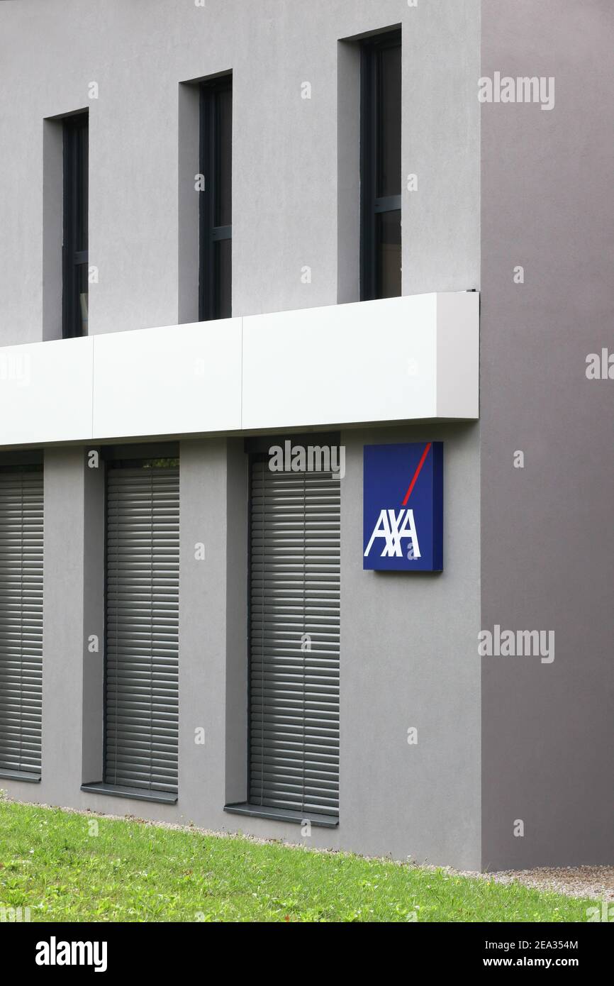 Bourg, Francia - 26 settembre 2020: Agenzia assicurativa AXA. AXA è una multinazionale francese di assicurazioni Foto Stock