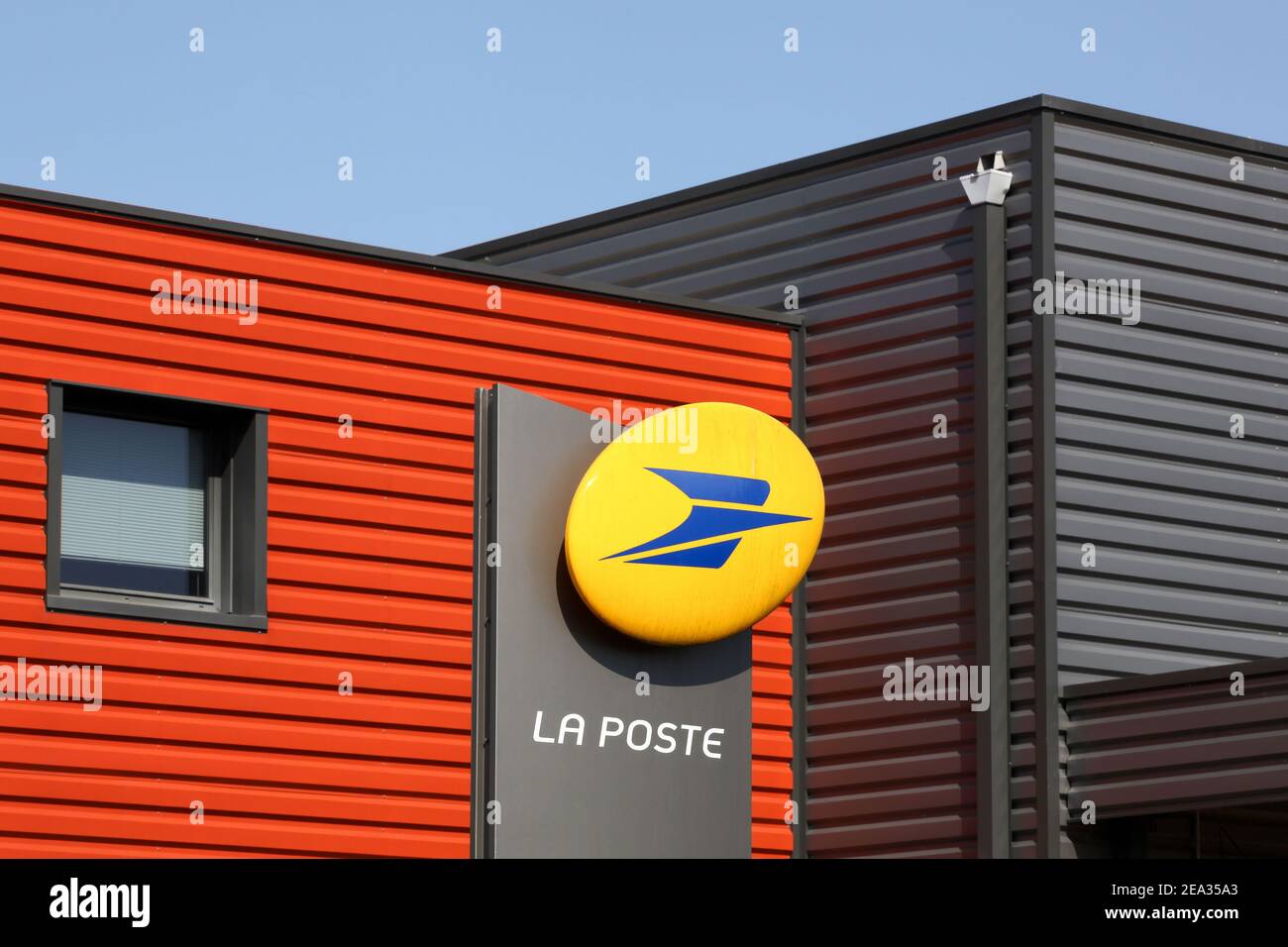 Belleville, Francia - 13 settembre 2020:la Poste edificio in Francia. La Poste è una società di servizi postali in Francia, che opera nella Francia metropolitana Foto Stock