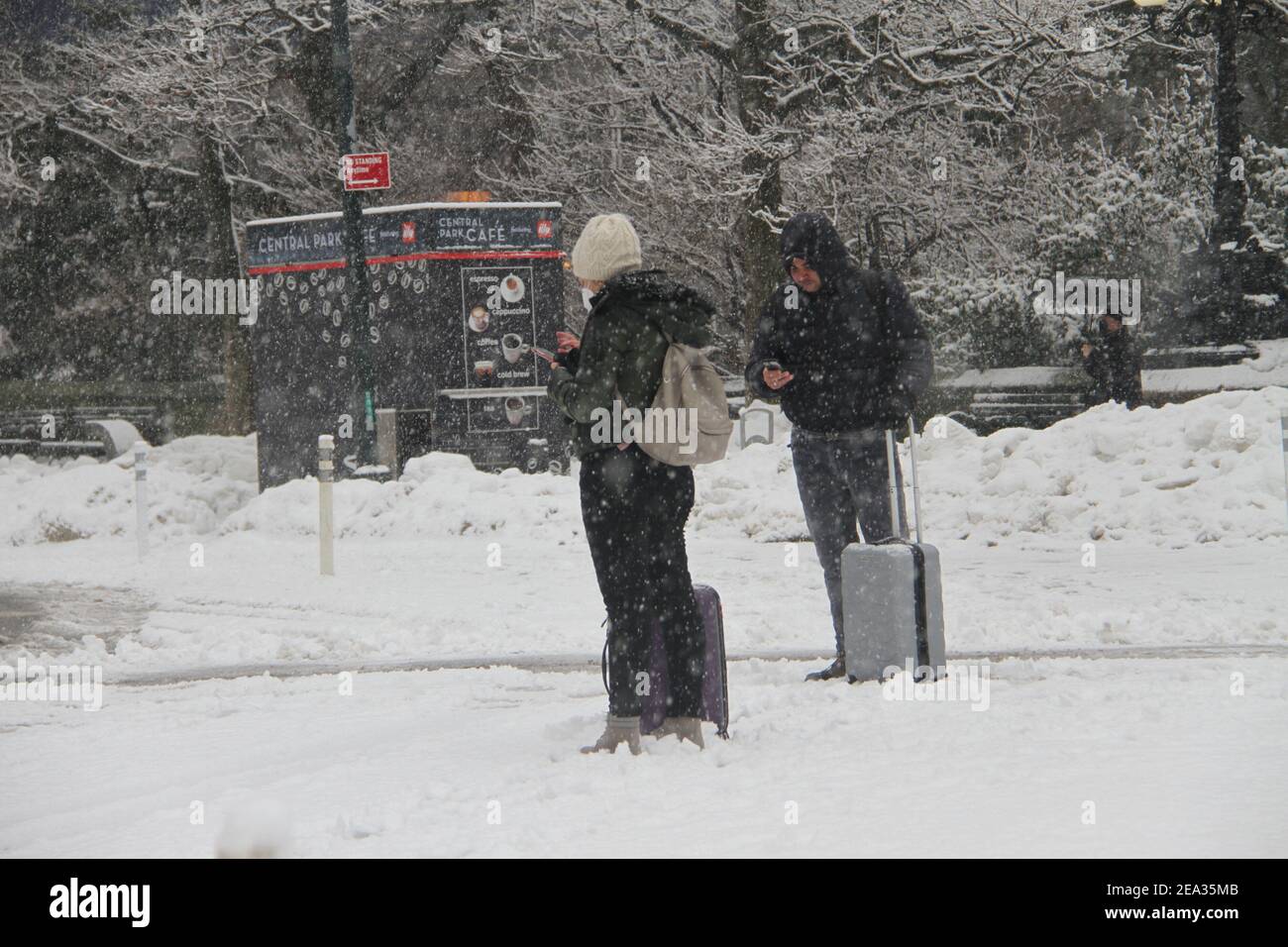 New York, Stati Uniti. 7 Feb 2021. (NEW) New York ha colpito con un'altra nevicata. 7 febbraio 2021, New York, Stati Uniti: Anoyher Snowfall prende il controllo di New York City lasciando dietro alcuni fiocchi di neve per i bambini a giocare e fare gli snowmen a Central Park, causando pochi movimenti di persone e il traffico di veicoli.almeno, la nevicata rende Central Park più bello per i visitatori di prendere selfie e apprezzare la bellezza.Credit: Niyi Fote /Thenews2. Credit: Niyi Fote/TheNEWS2/ZUMA Wire/Alamy Live News Foto Stock