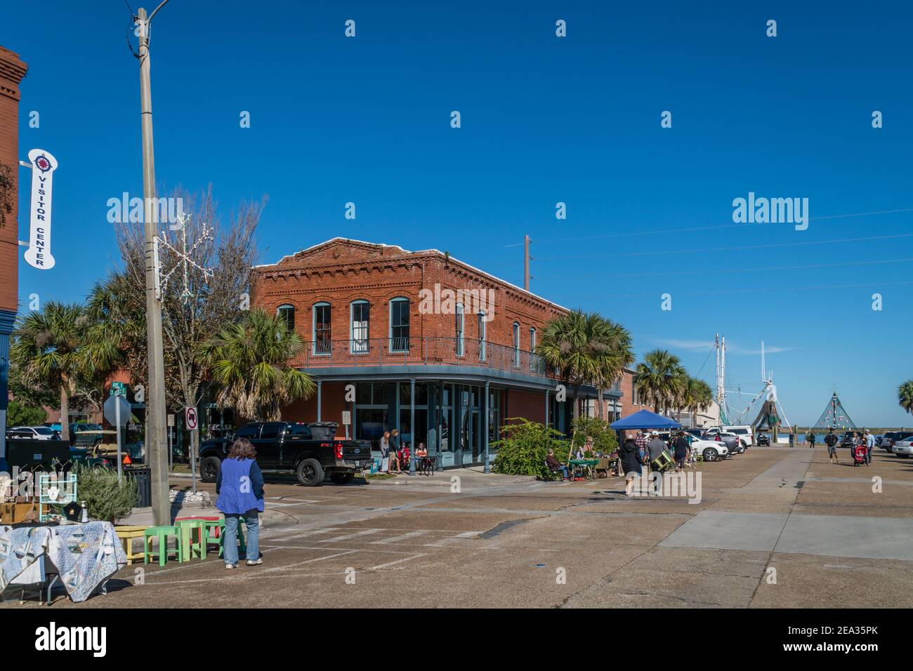 Vista sulla strada principale nella città meridionale degli Stati Uniti di Appalachicola, Florida, con un mercato agricolo locale. Foto Stock