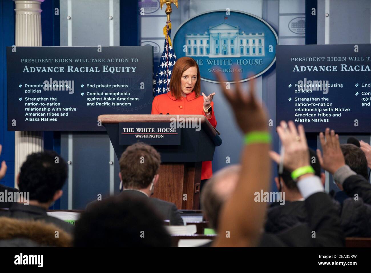 Il segretario alla stampa della Casa Bianca Jen Psaki si pone una domanda durante un briefing nella Sala Stampa di James S. Brady della Casa Bianca 26 gennaio 2021 a Washington, DC. Foto Stock