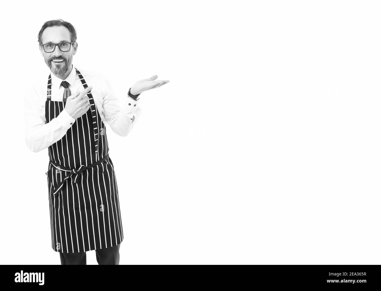 presentazione del prodotto. il vostro annuncio qui. cucina in cucina. panettiere uomo bearded in vetri. chef fiducioso in grembiule. catering business. cuoco maschile maturo. copy space. presentazione della pubblicità. Foto Stock