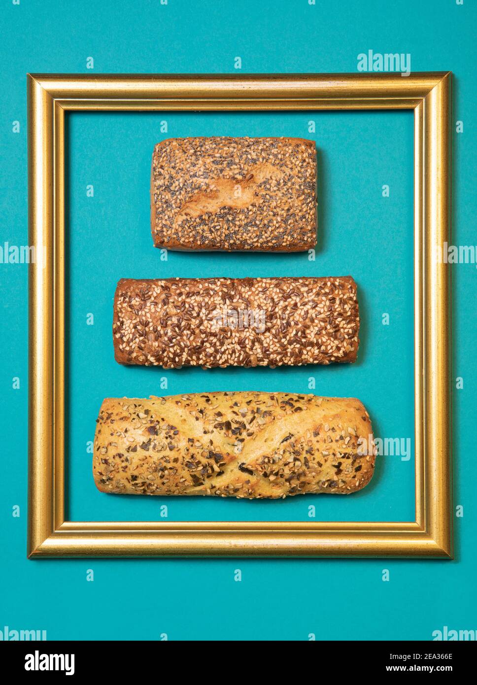 Pane fresco con semi in cornice dorata. Panificio negozio piano concetto di posa Foto Stock