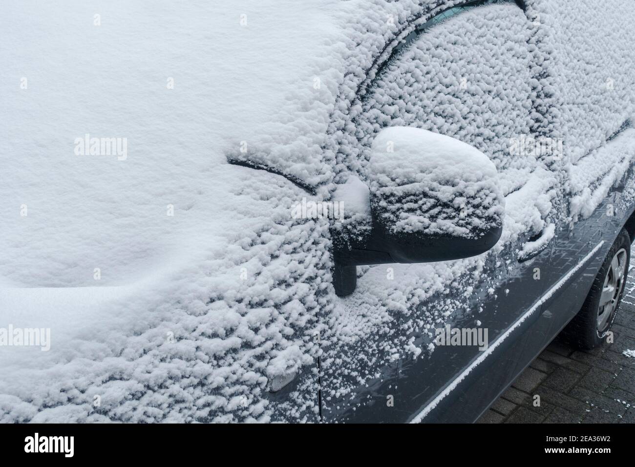 Parabrezza / parabrezza / parabrezza / parabrezza di stazionamento auto coperta di neve durante le basse temperature in inverno Foto Stock