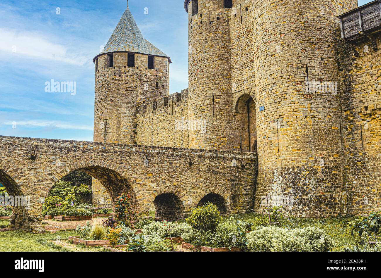 Una delle porte di accesso con il suo ponte che attraversa la buca per lo storico castello di Carcassonne. Francia Foto Stock