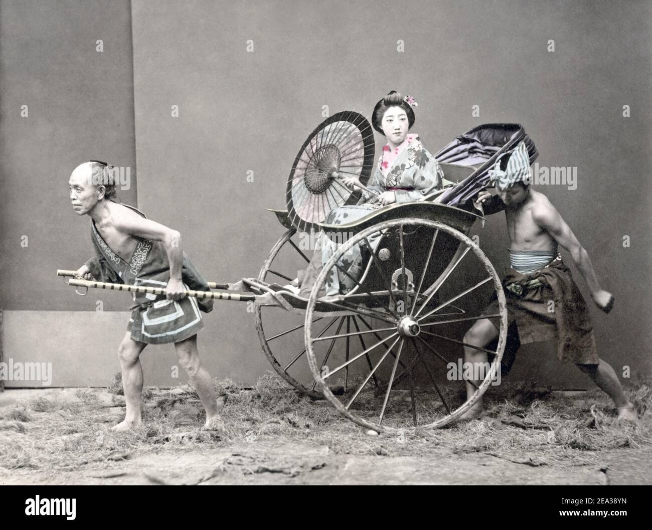 Foto tardo 19 ° secolo - ragazza in risciò, Giappone, circa 1880's. Foto Stock