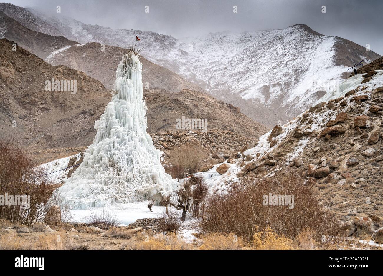 Stupida di ghiaccio per l'accumulo di acqua nel villaggio di Ladakh Foto Stock