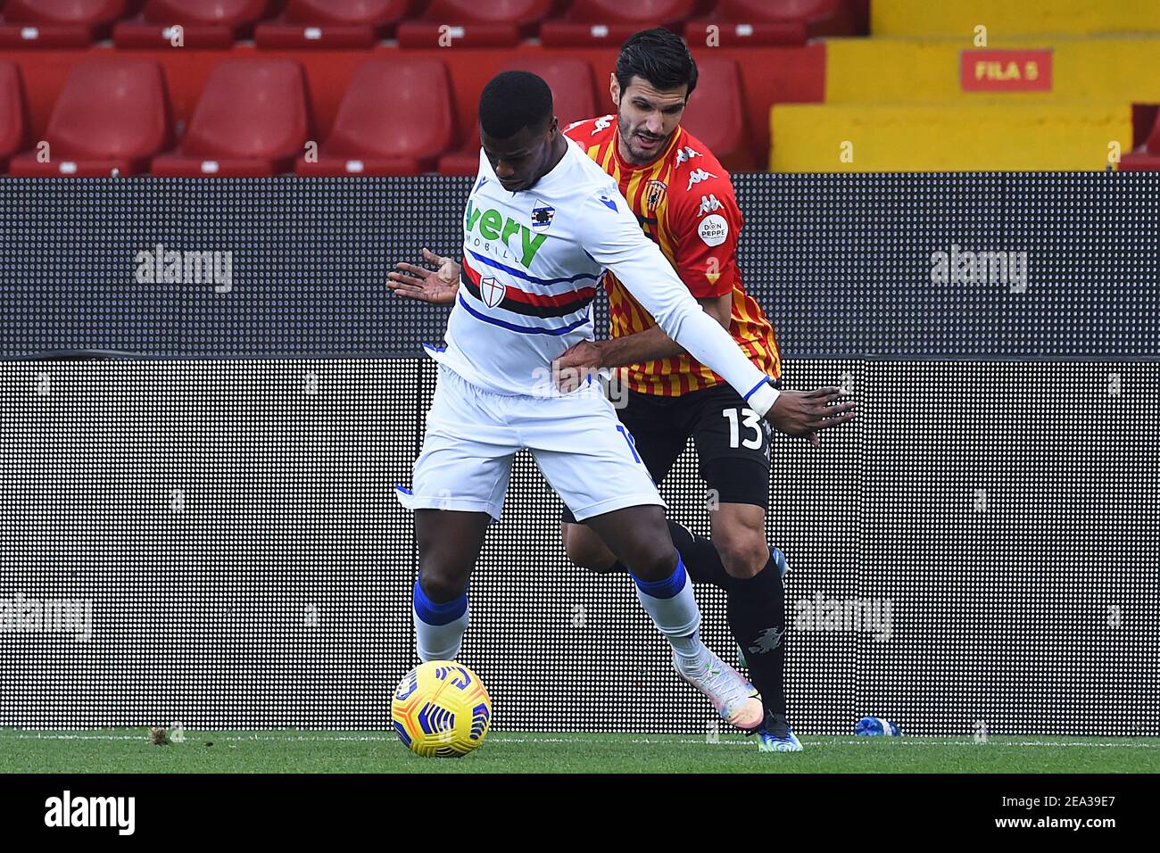 Benevento, Ita. 07 febbraio 2021. 2/7/2021 - Keita Balde di Sampdoria, Alessandro Tuia di Benevento, Benevento contro Sampdoria, Serie A (Foto di IPA/Sipa USA) Credit: Sipa USA/Alamy Live News Foto Stock