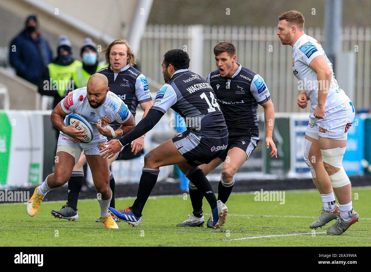 Newcastle, Regno Unito. 07 febbraio 2021. Tom o'Flaherty di Exeter Chiefs affronta George Wacokecoke di Newcastle Falcons a Newcastle, Regno Unito, il 2/7/2021. (Foto di IAM Burn/News Images/Sipa USA) Credit: Sipa USA/Alamy Live News Foto Stock