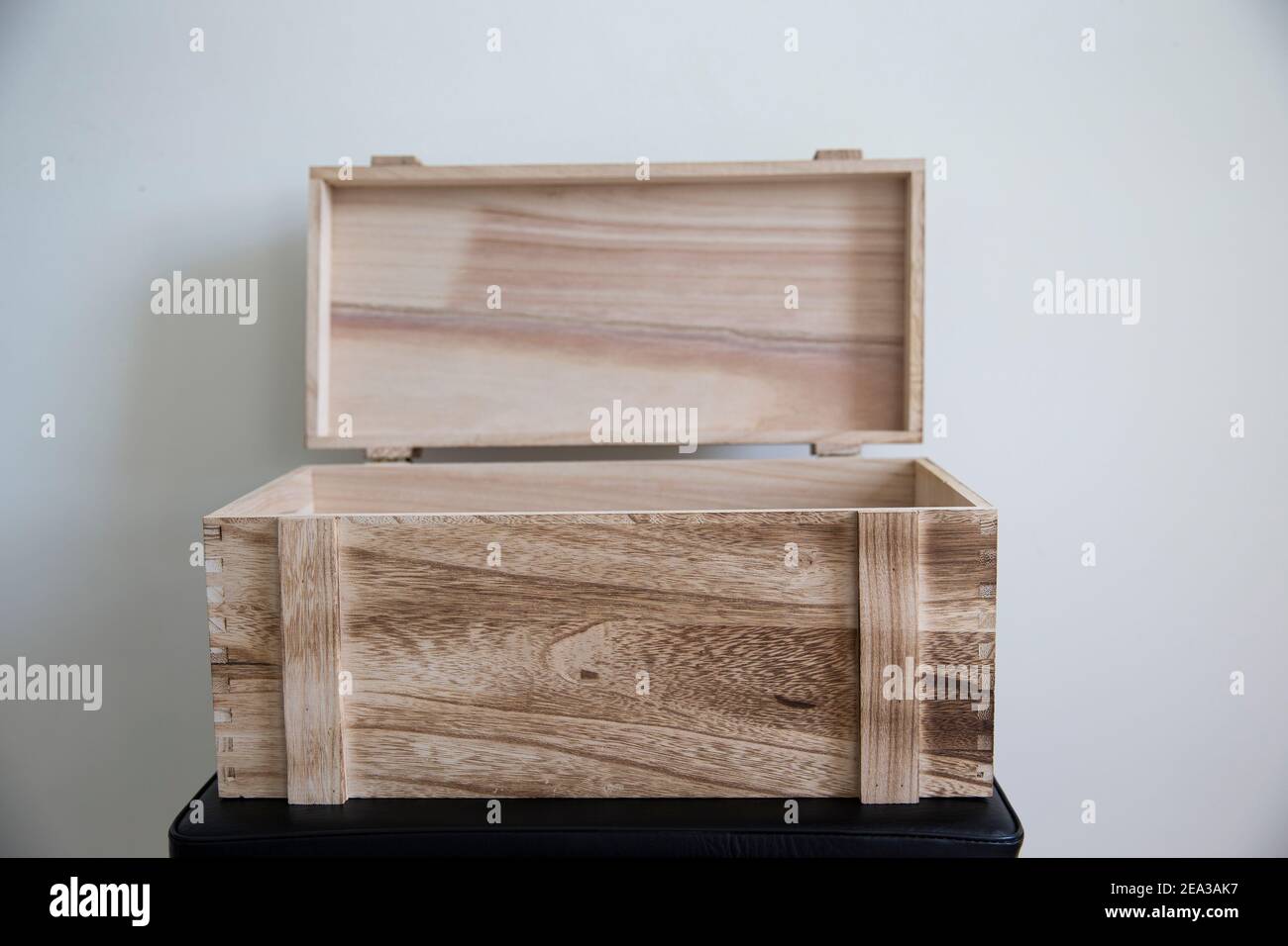 Cassa aperta in legno grezzo per piccoli oggetti isolati su bianco sfondo Foto Stock