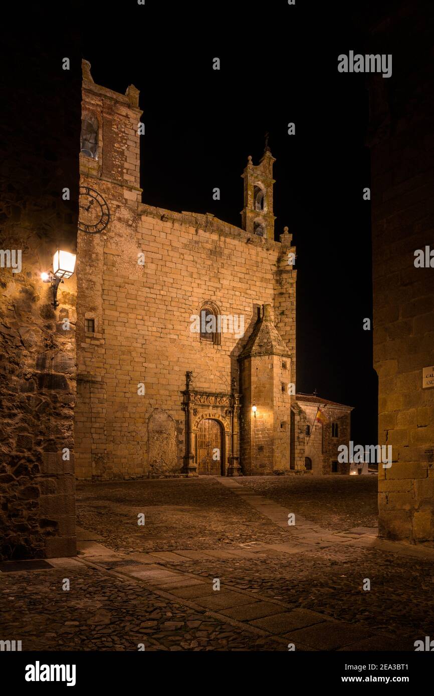 Paesaggio notturno della città vecchia di Cáceres con la chiesa di Sant Mateo sullo sfondo, Unesco Patrimonio Mondiale dell'Umanità, Extremadura, Spagna Foto Stock